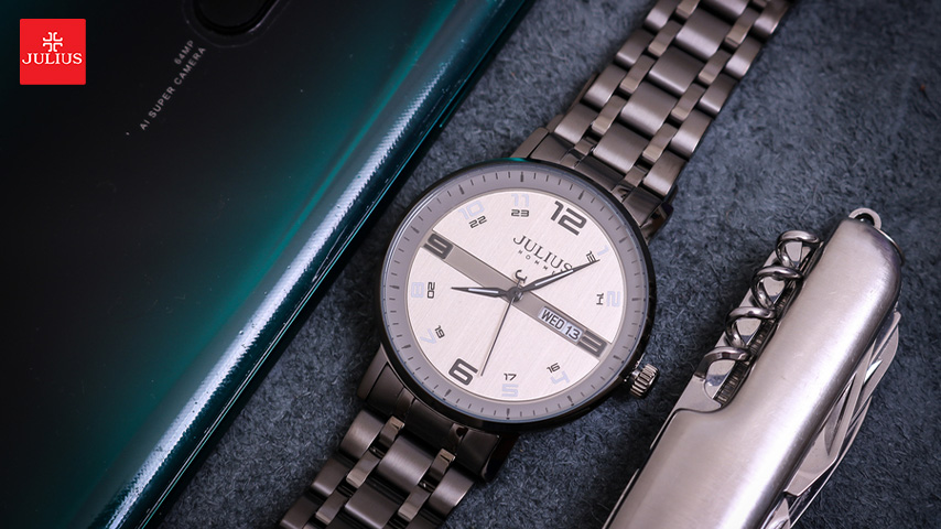 What is a Quartz watch and how does it work?