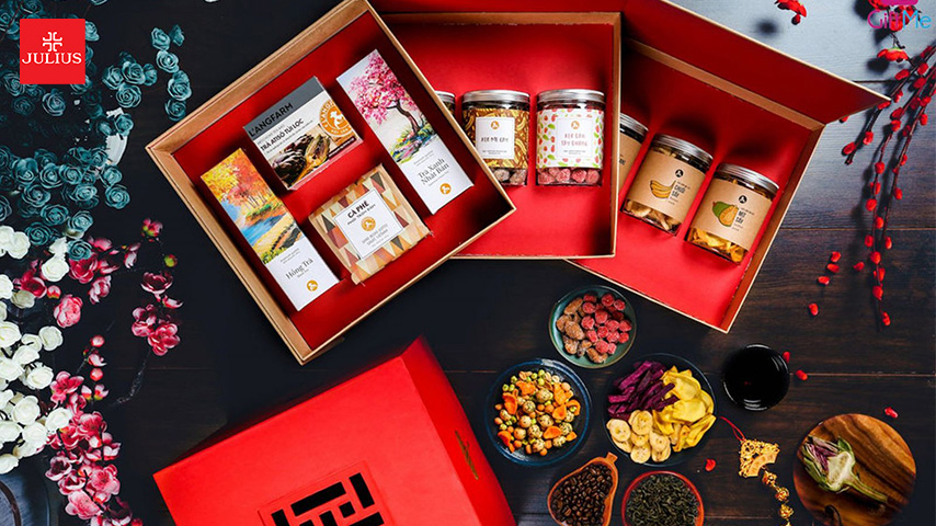 give Chinese New Year gifts to customers